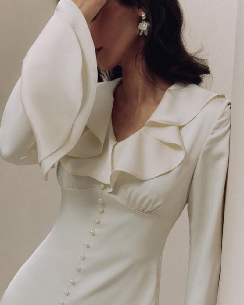 Midi-Kleid mit Rüschen und Perlmuttknöpfen