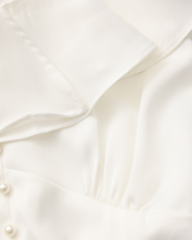 Midi-Kleid mit Rüschen und Perlmuttknöpfen