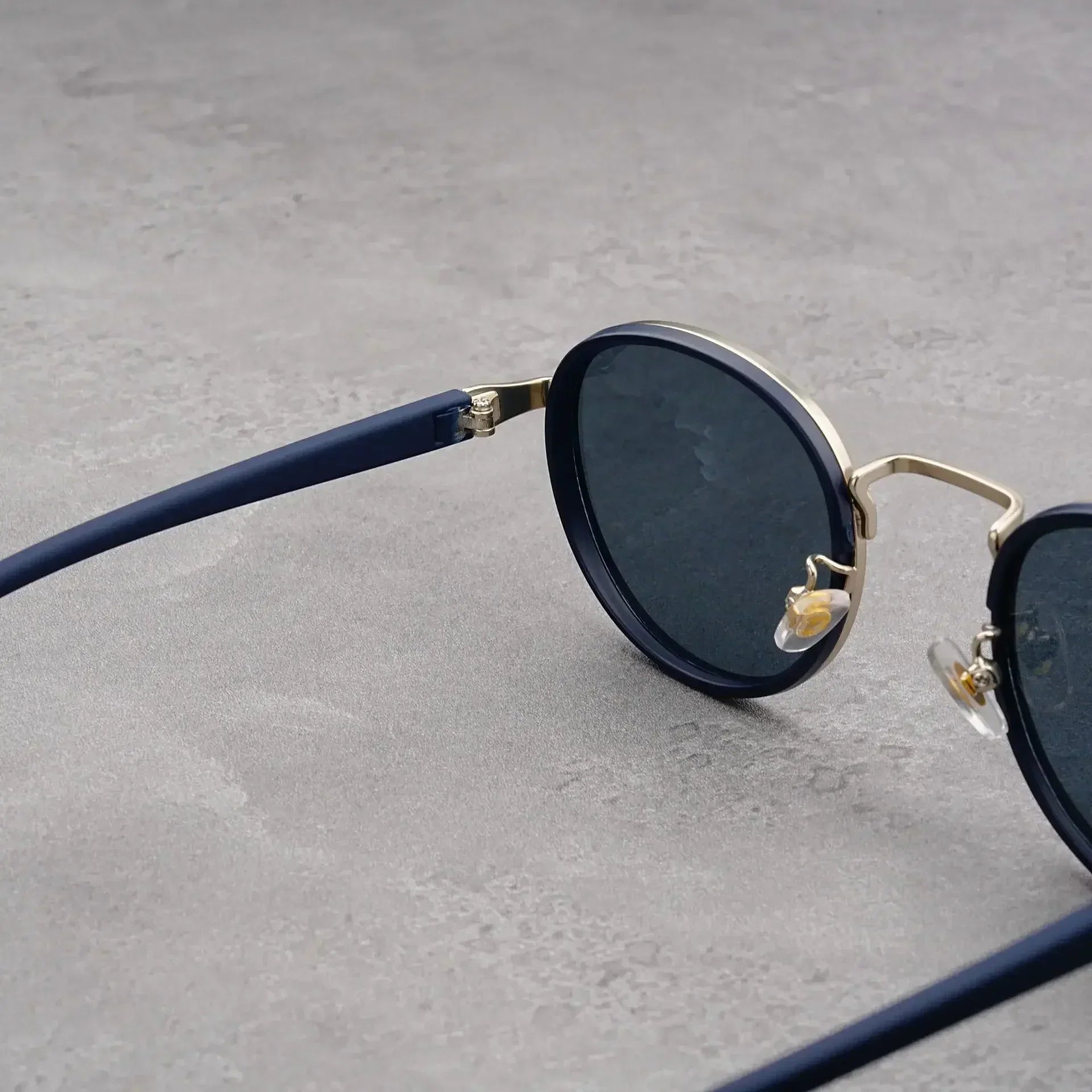 Moderne Sonnenbrille mit markantem Design