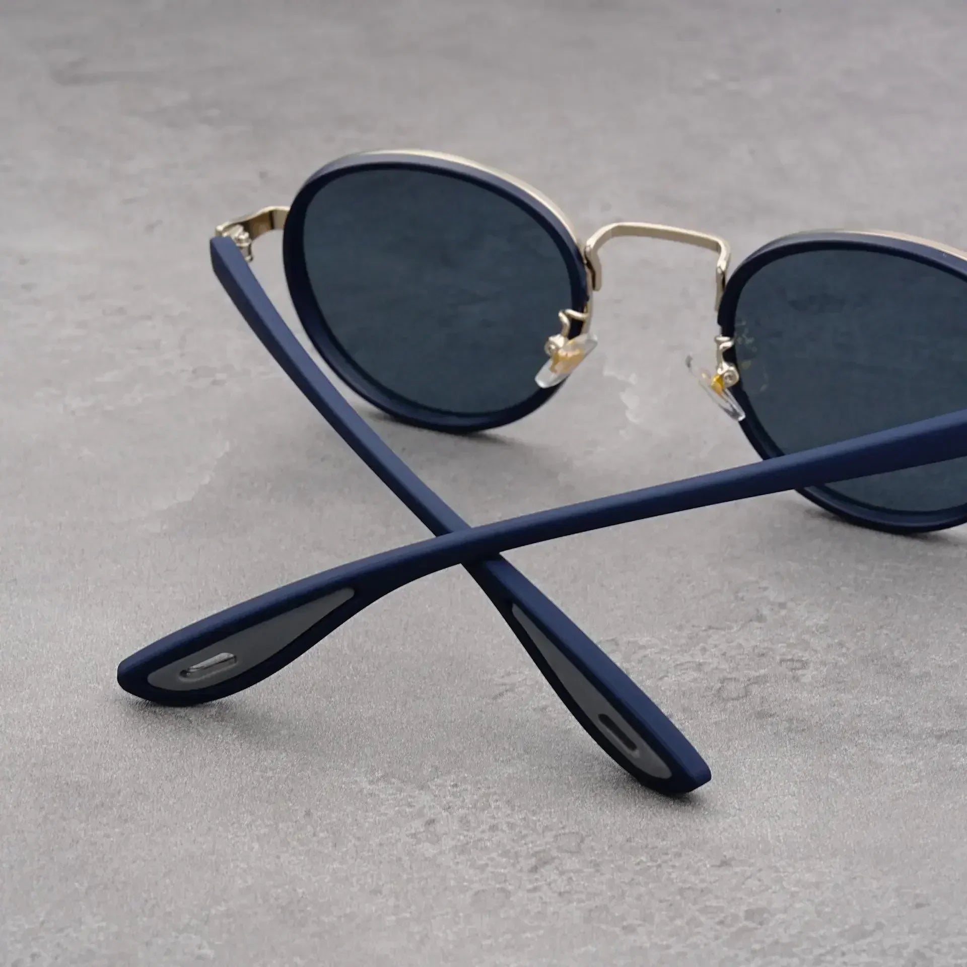 Moderne Sonnenbrille mit markantem Design