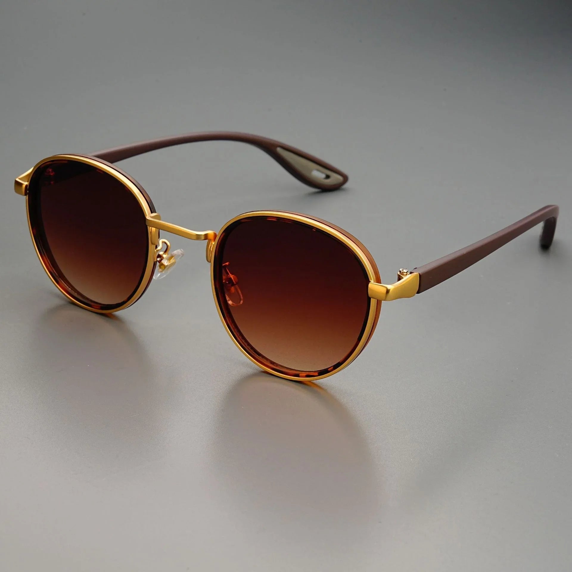 Moderne Sonnenbrille mit markantem Design