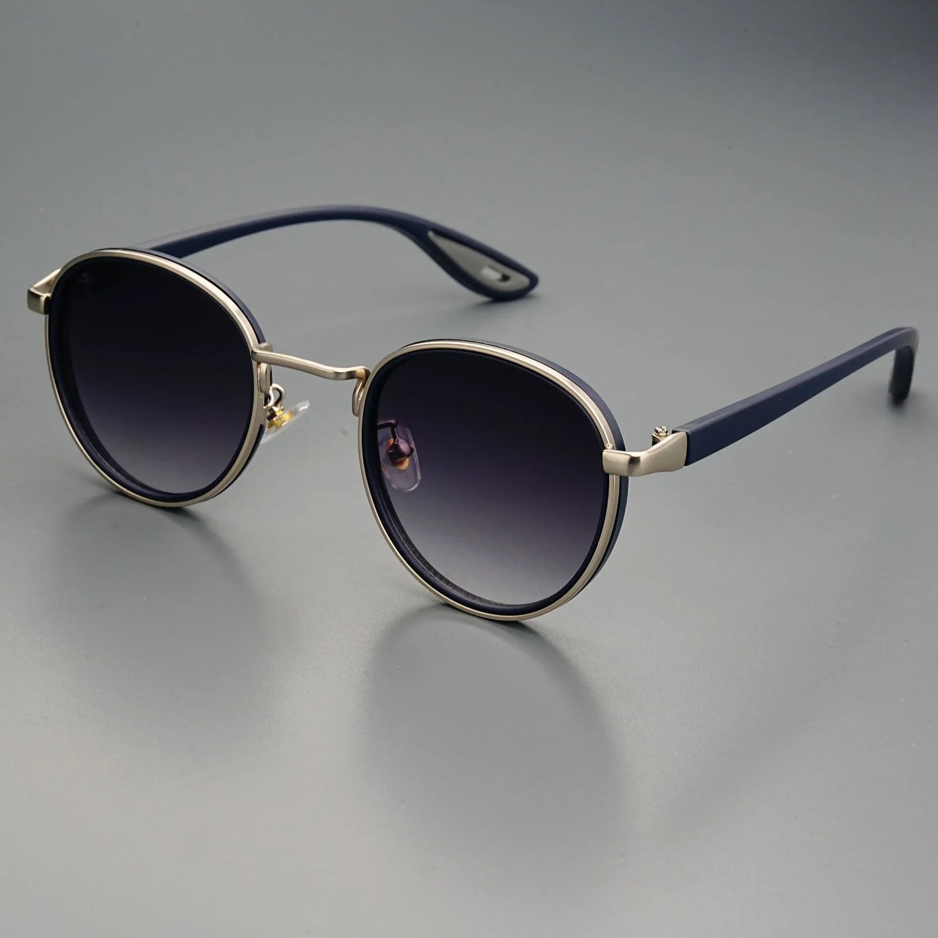 Moderne Sonnenbrille mit markantem Design