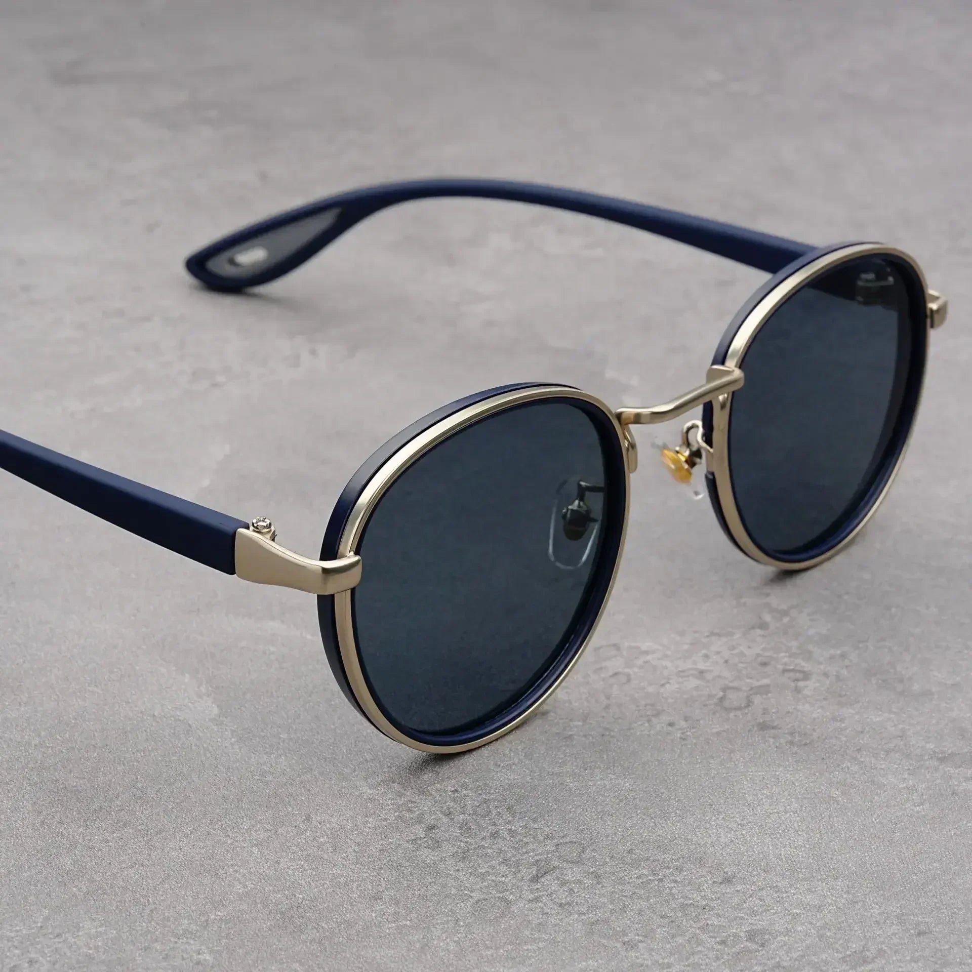 Moderne Sonnenbrille mit markantem Design