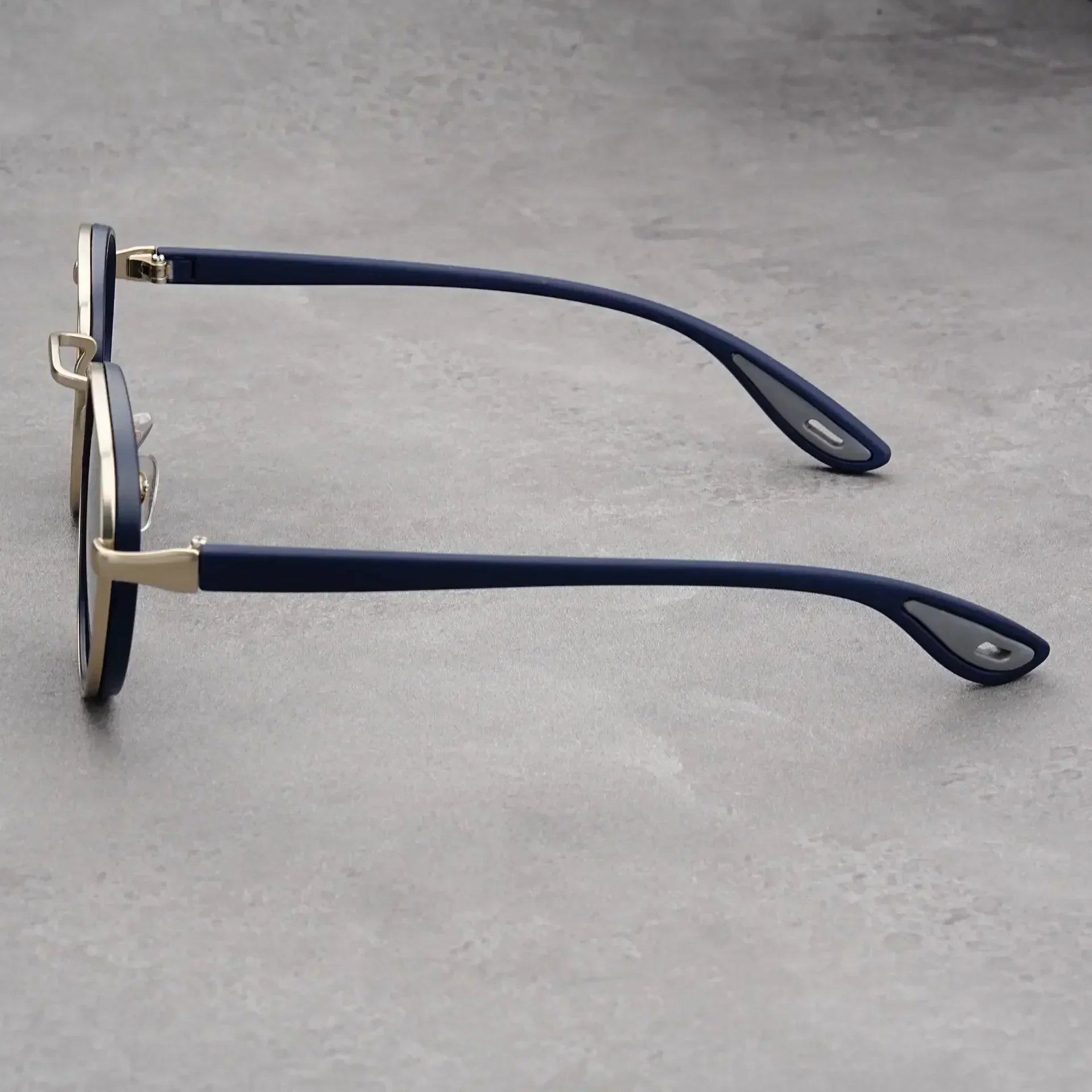 Moderne Sonnenbrille mit markantem Design