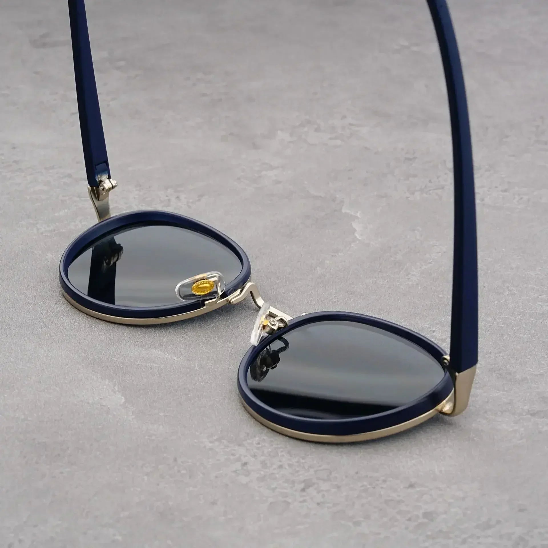 Moderne Sonnenbrille mit markantem Design