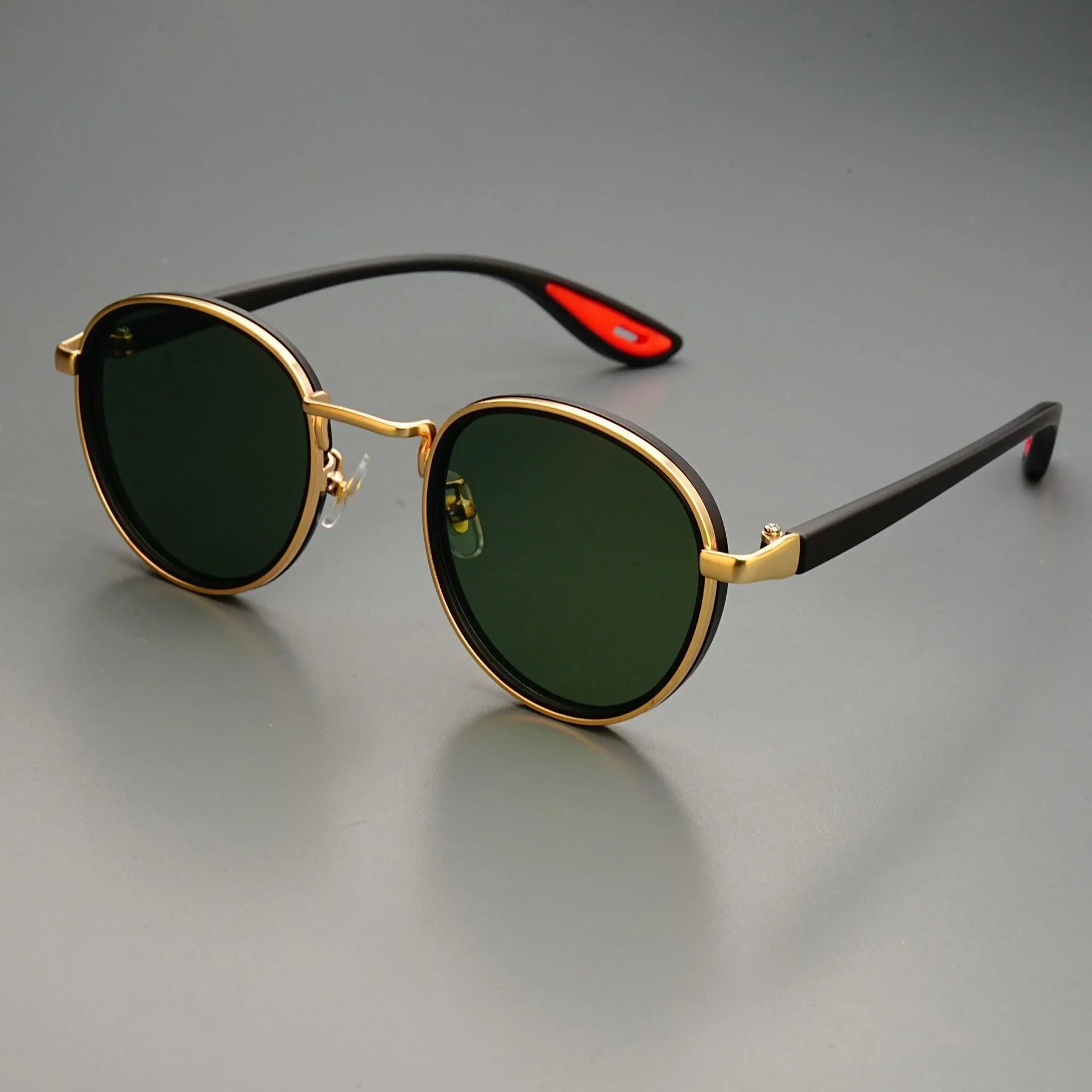 Moderne Sonnenbrille mit markantem Design